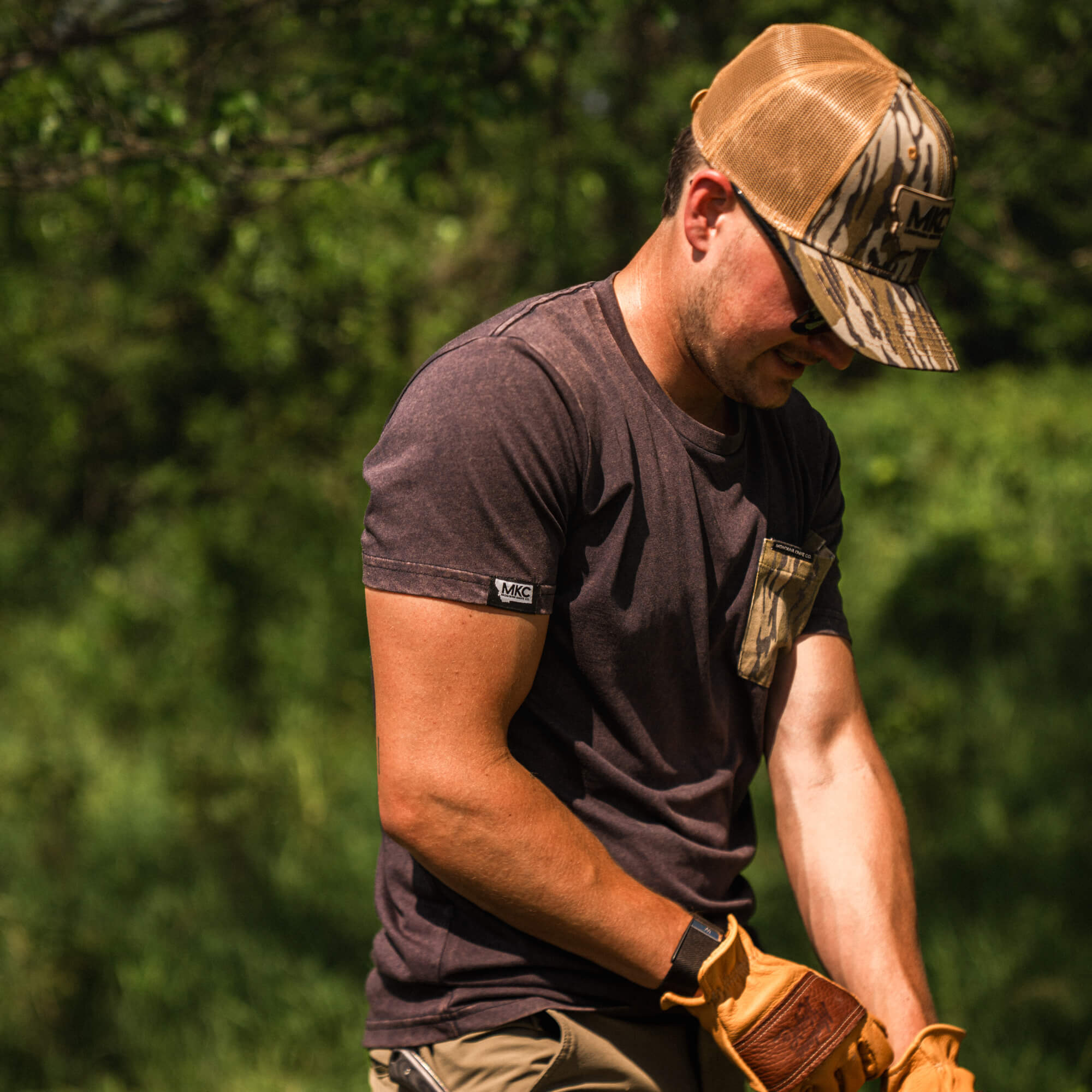 MKC X MOSSY OAK BOTTOMLAND POCKET TEE - BLACK