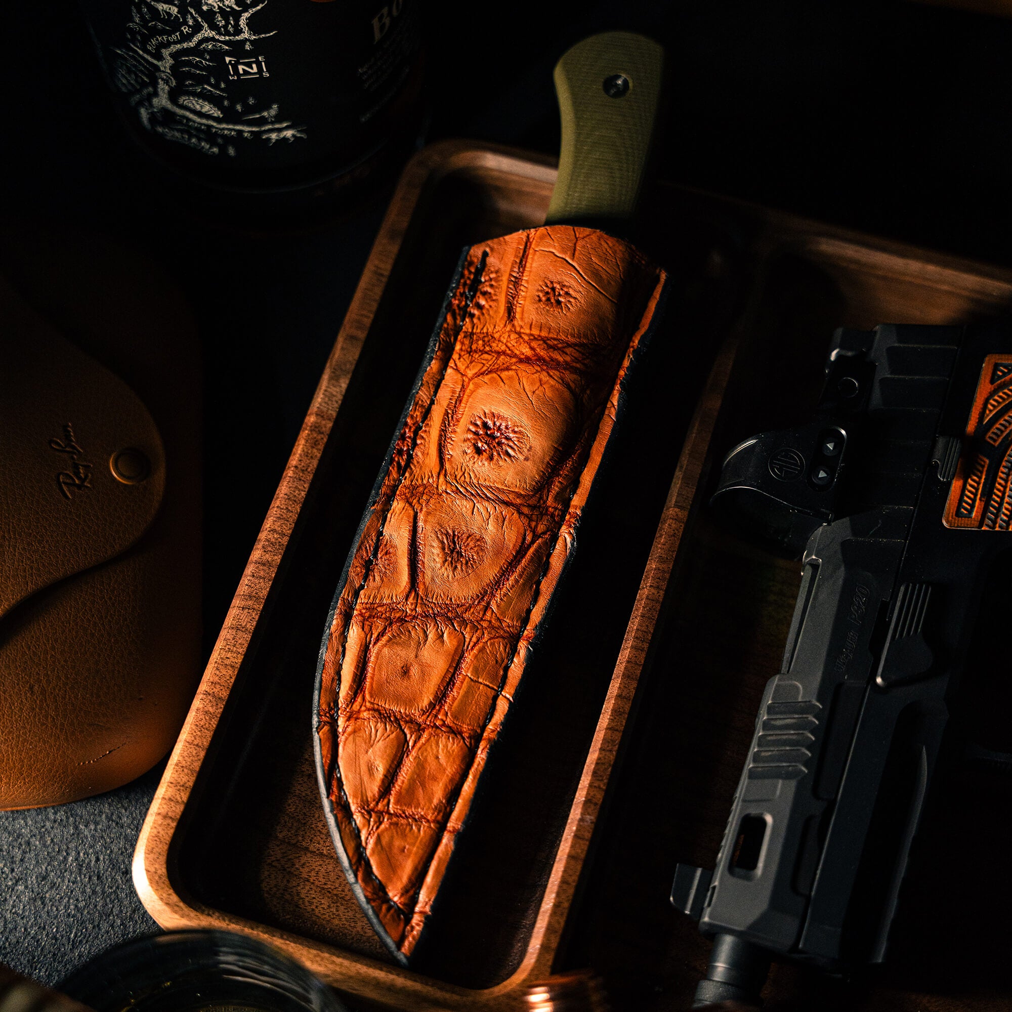 LARGE GATOR LEATHER SHEATH - VERTICAL BELT CARRY