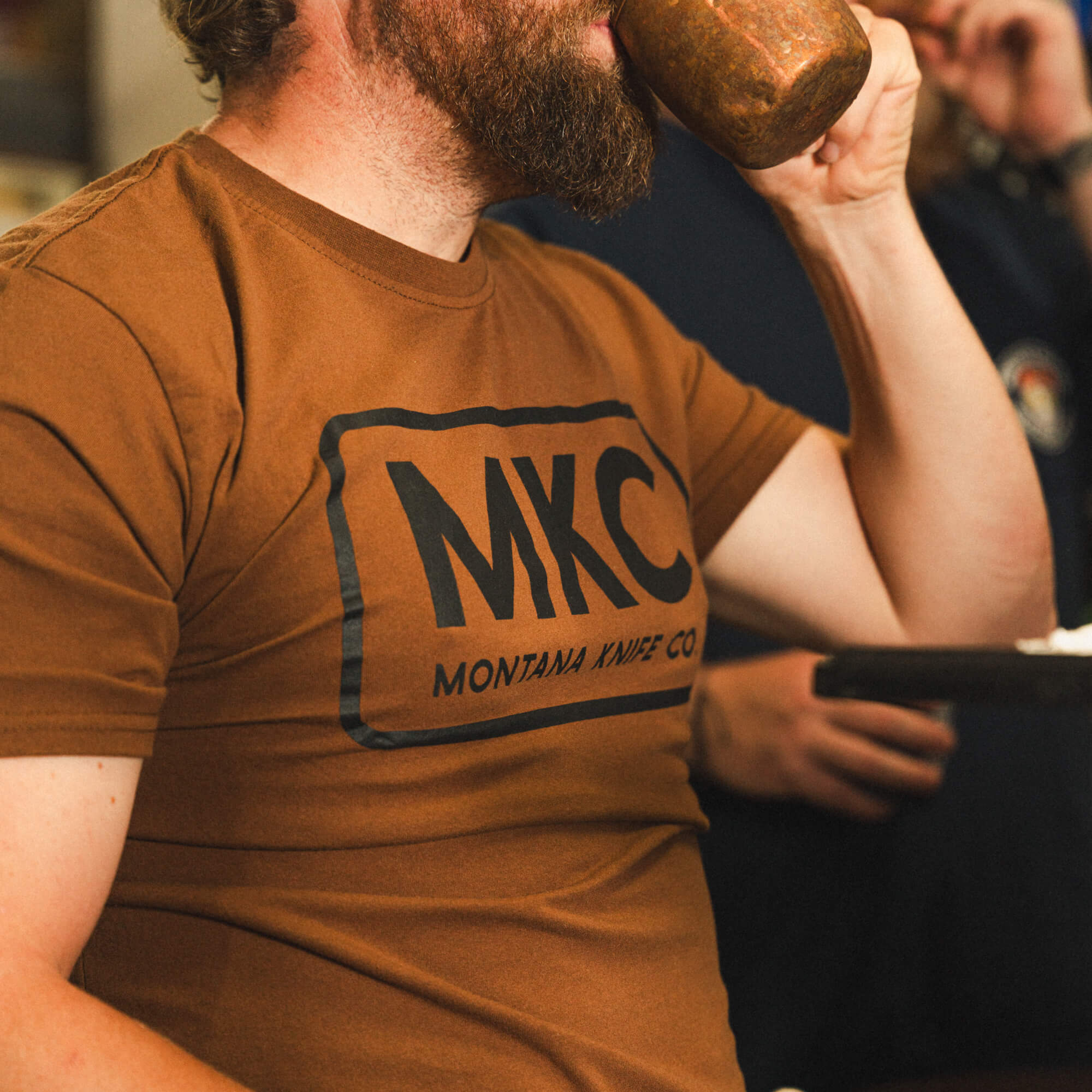 MKC LOGO TEE - COYOTE