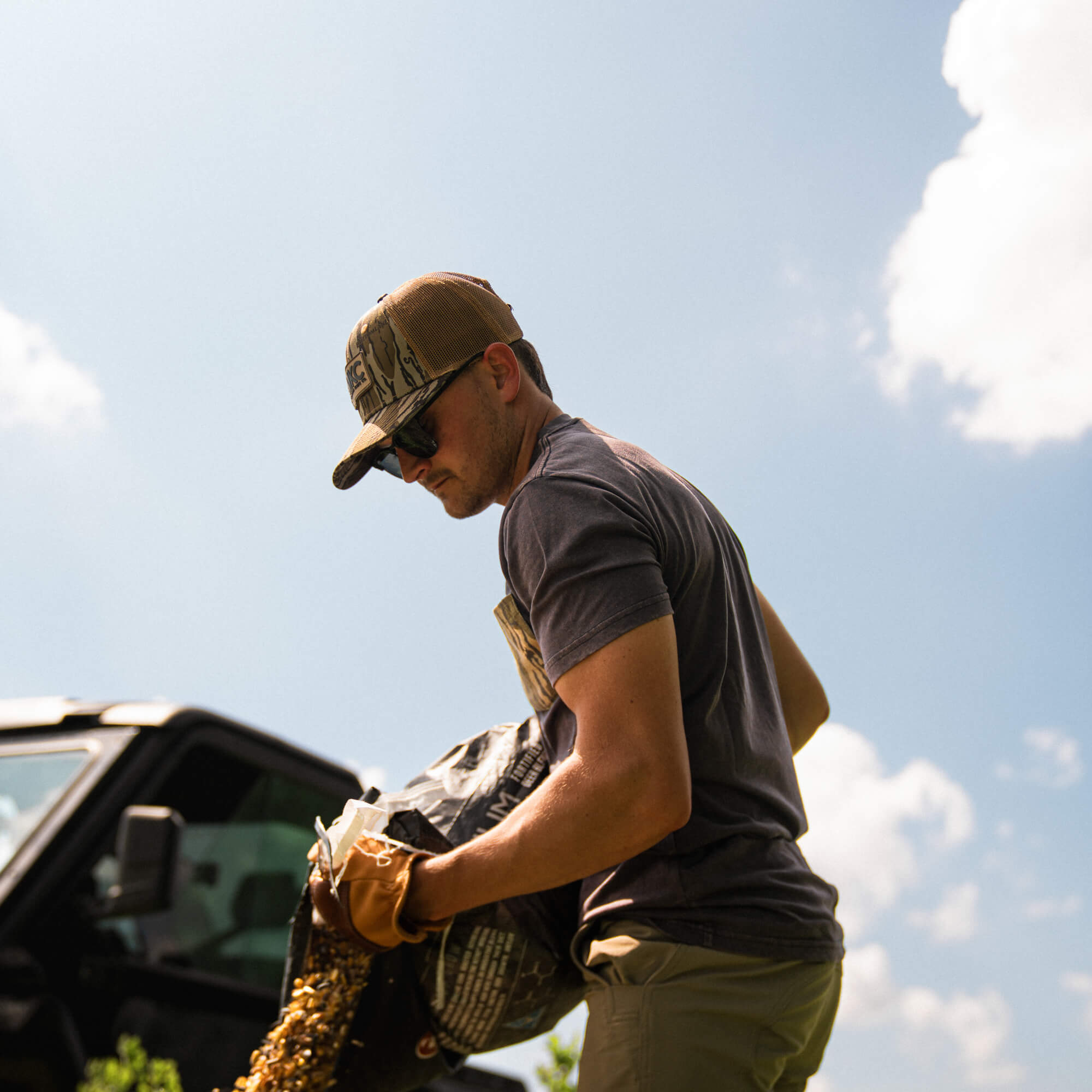 MKC X MOSSY OAK BOTTOMLAND POCKET TEE - BLACK