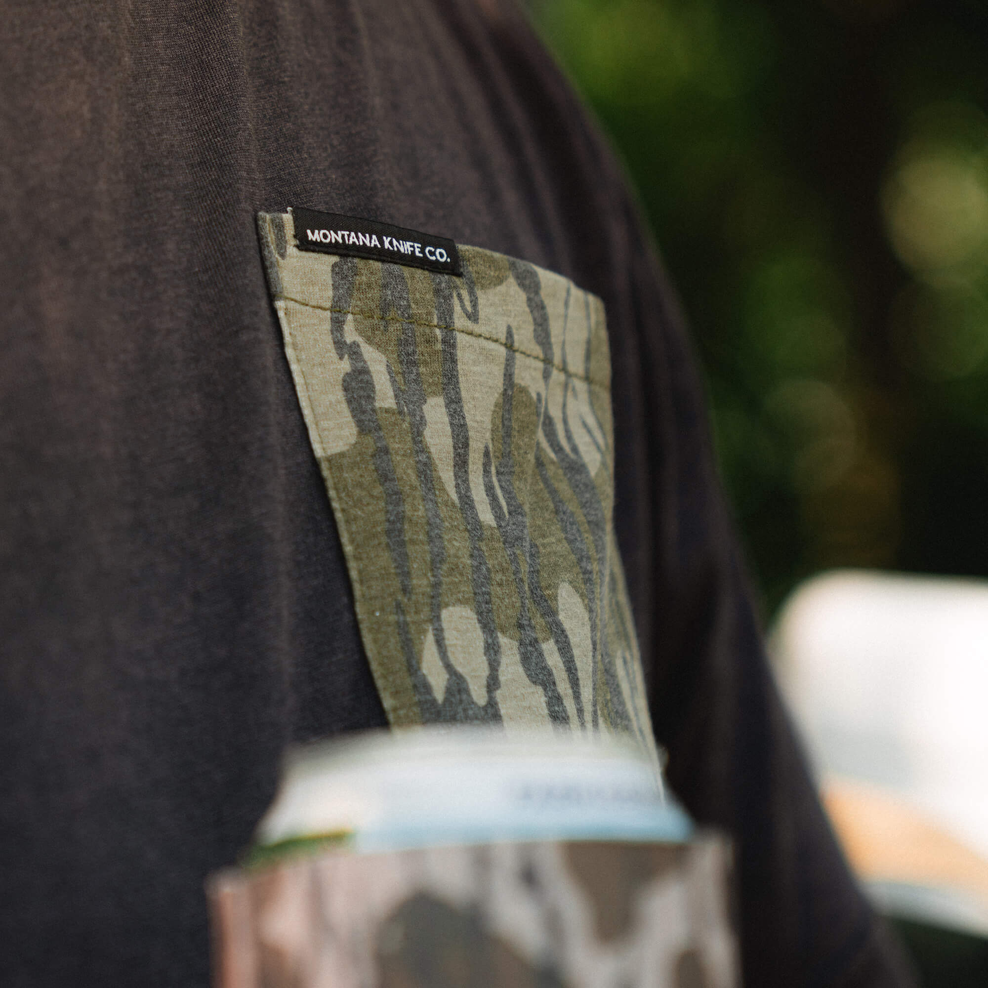 MKC X MOSSY OAK BOTTOMLAND POCKET TEE - BLACK