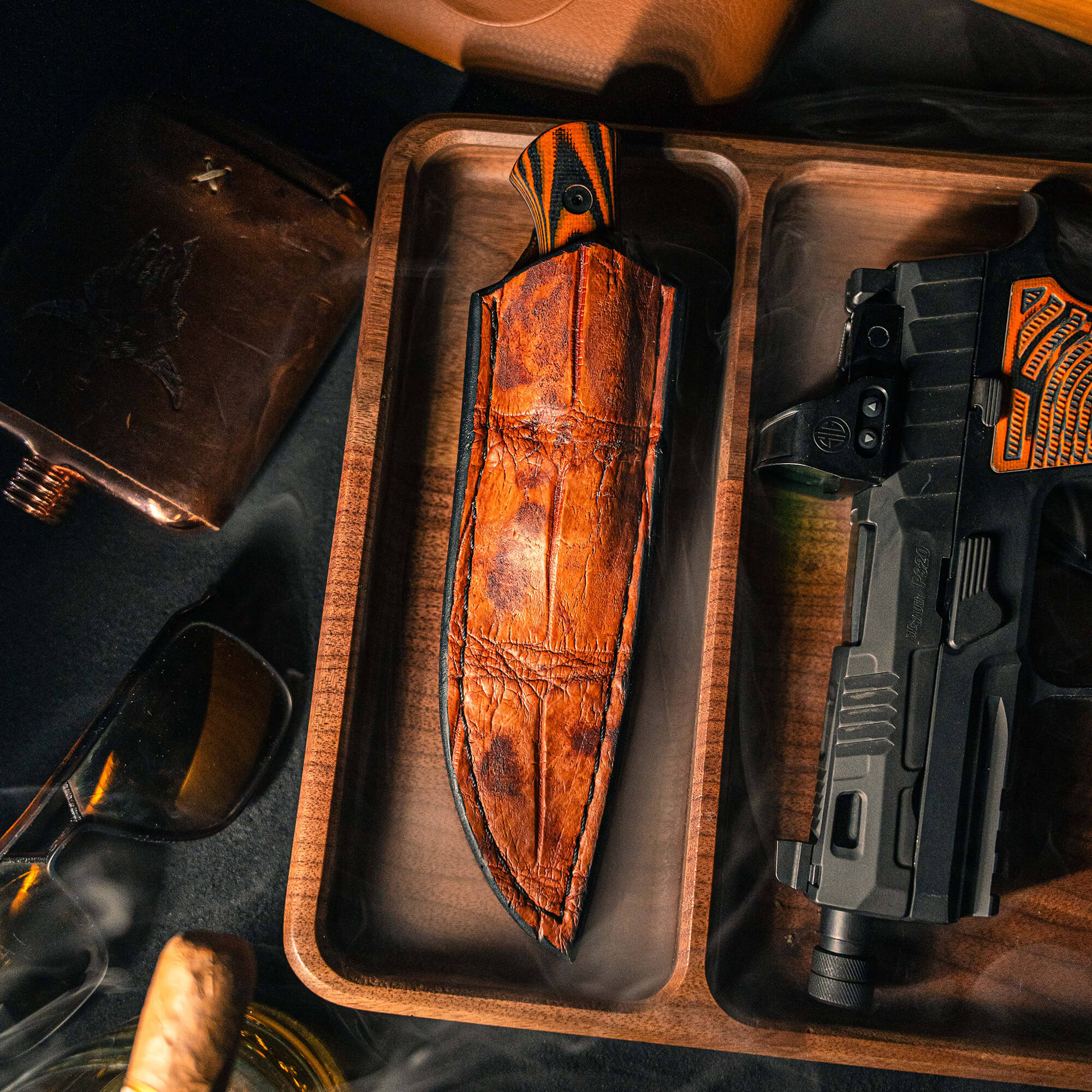 SMALL GATOR LEATHER SHEATH - VERTICAL BELT CARRY