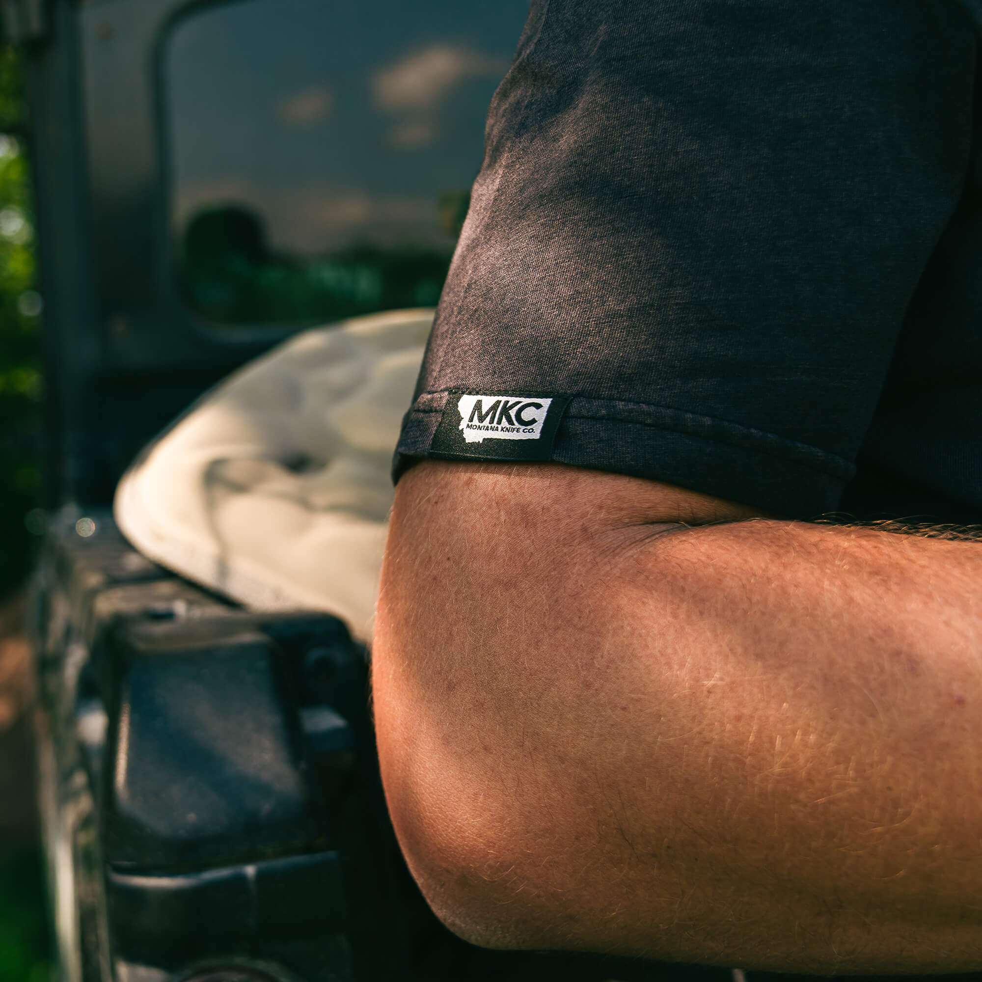 MKC X MOSSY OAK BOTTOMLAND POCKET TEE - BLACK