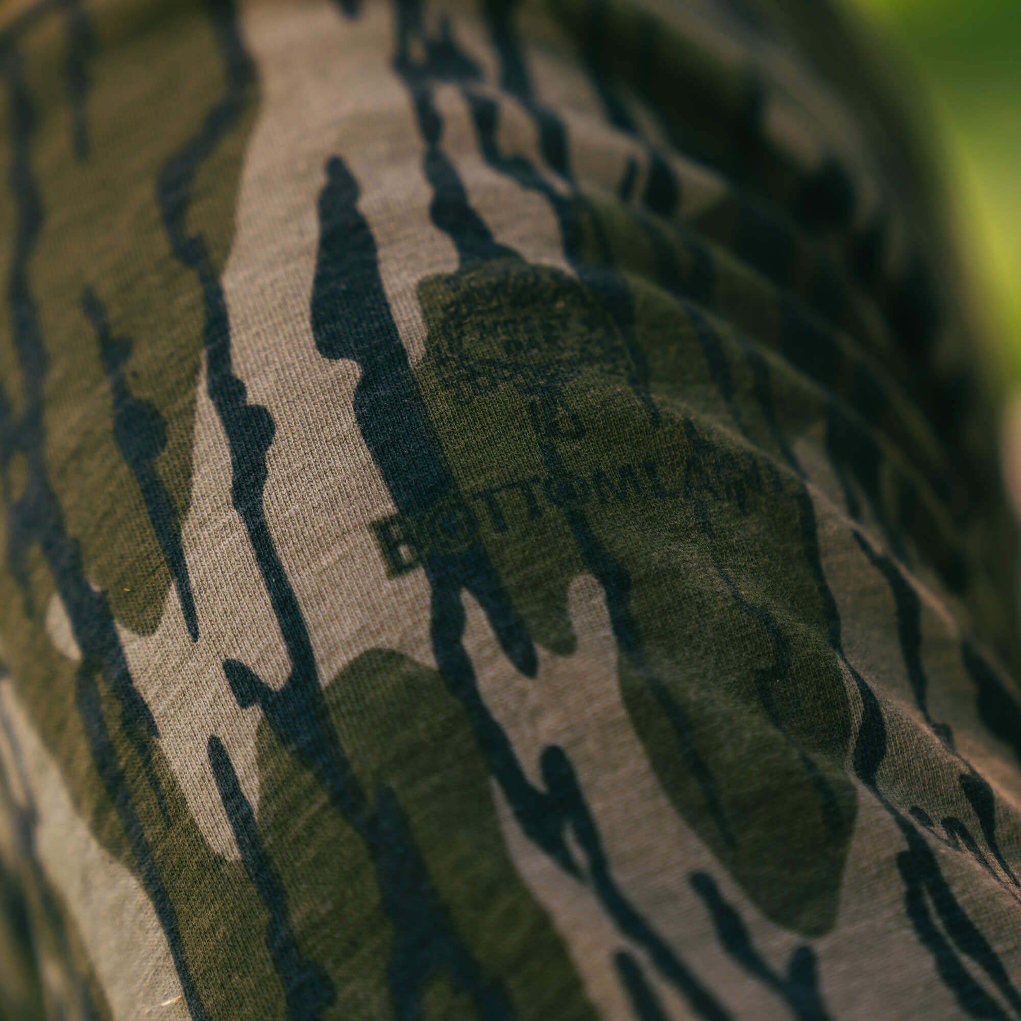 MKC X MOSSY OAK BOTTOMLAND POCKET TEE - CAMO