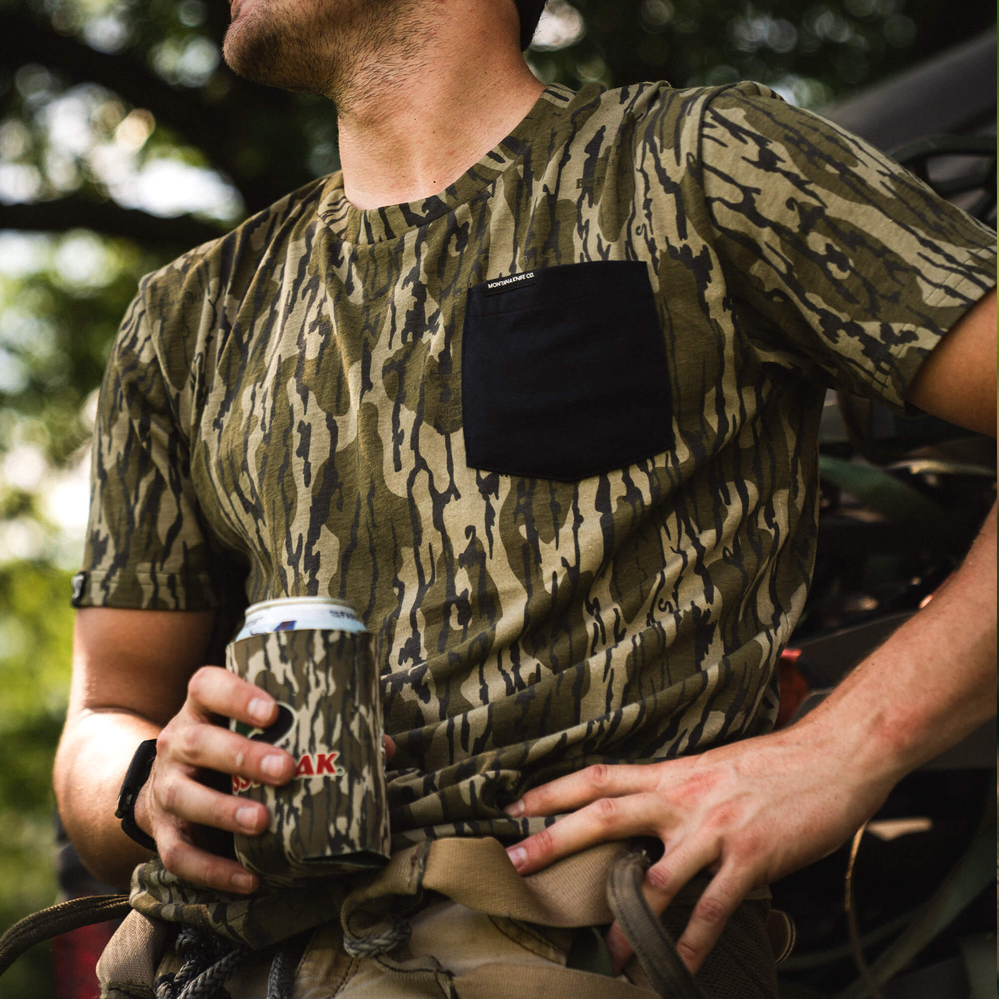 MKC X MOSSY OAK BOTTOMLAND POCKET TEE - CAMO