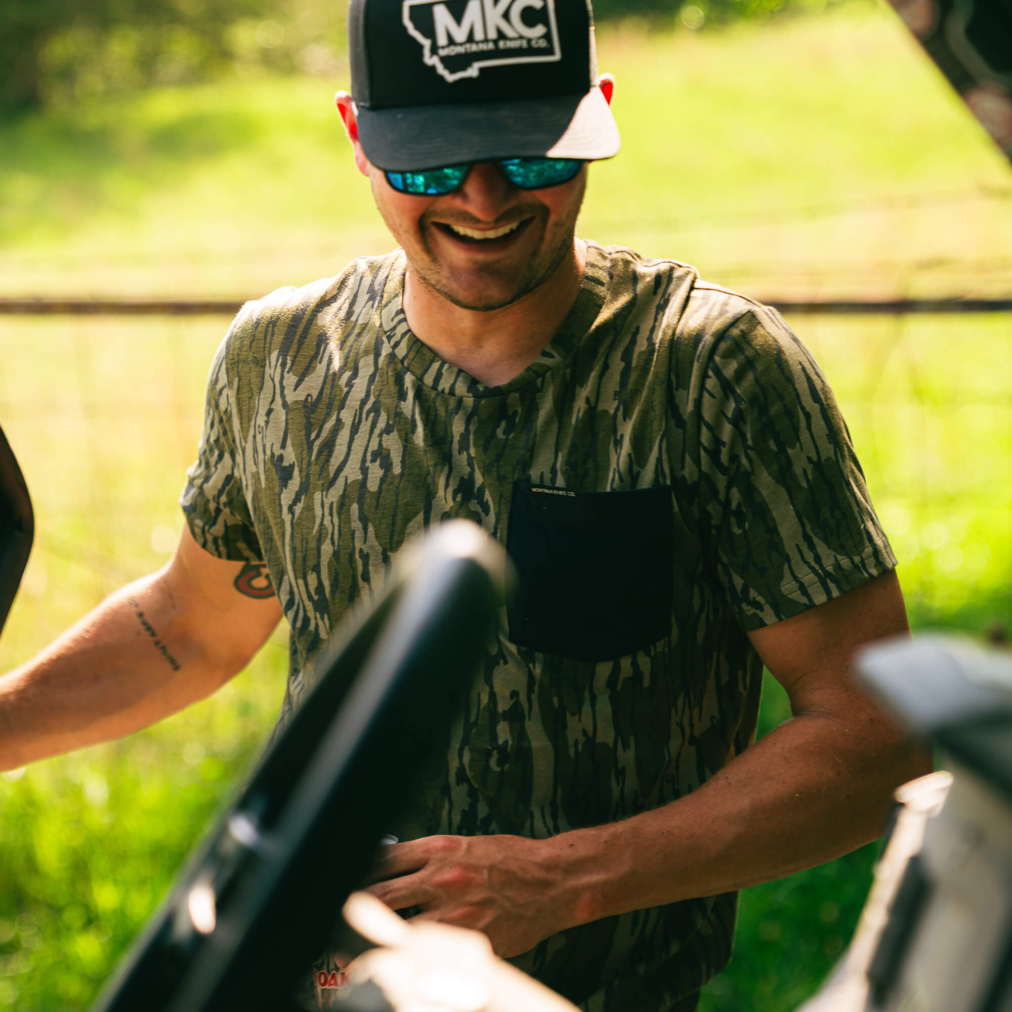 MKC X MOSSY OAK BOTTOMLAND POCKET TEE - CAMO