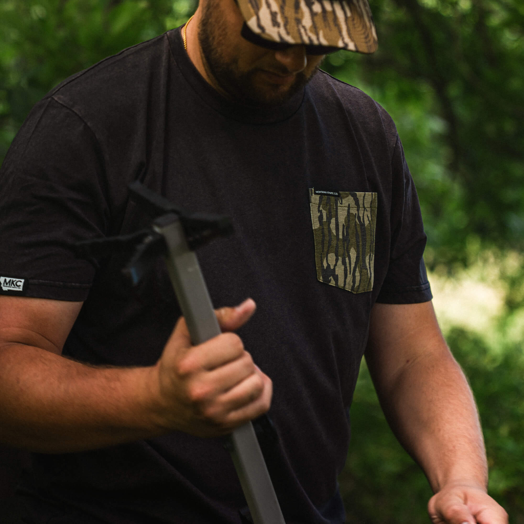 MKC X MOSSY OAK BOTTOMLAND POCKET TEE - BLACK