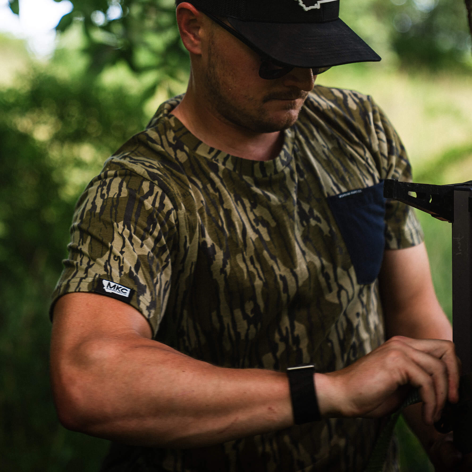 MKC X MOSSY OAK BOTTOMLAND POCKET TEE - CAMO