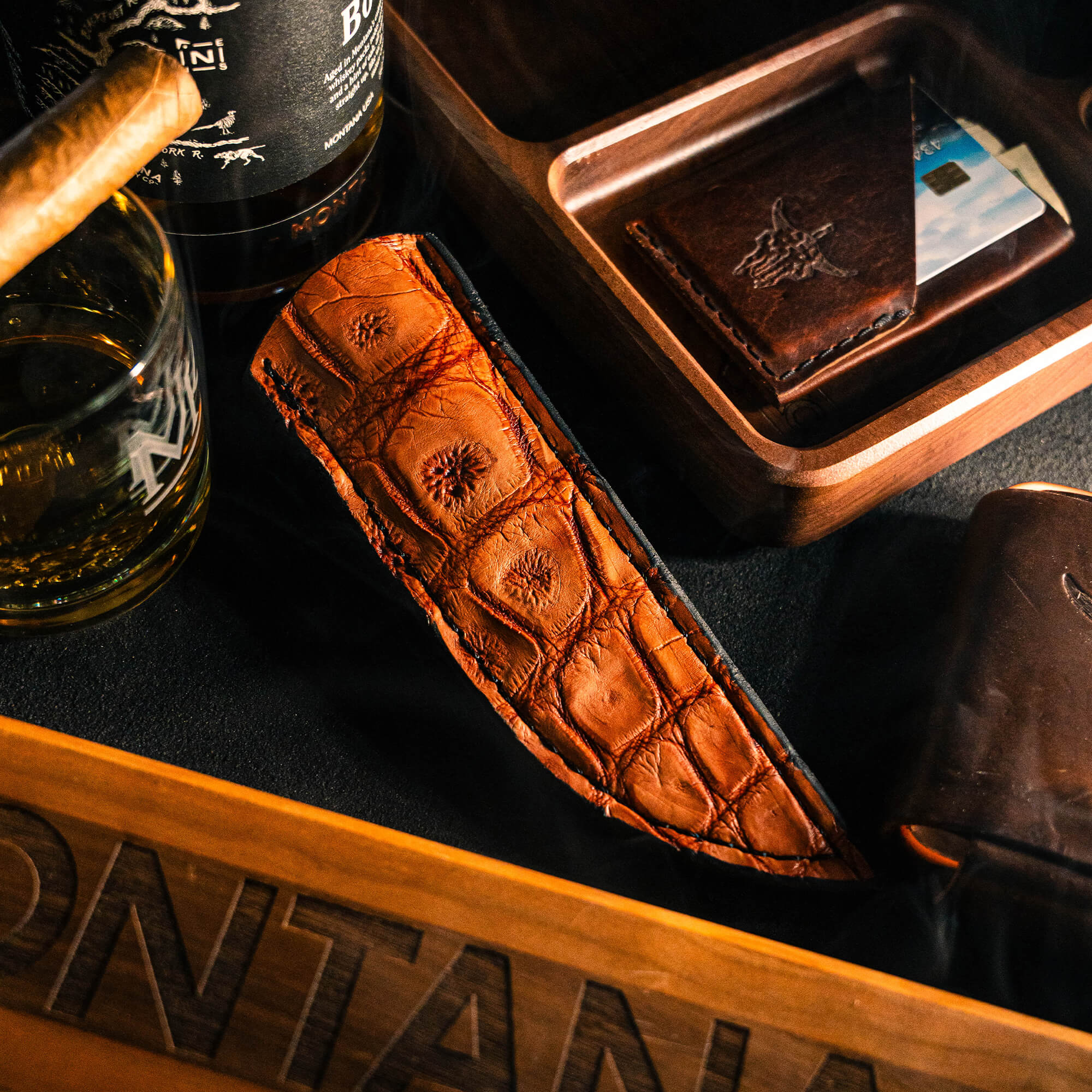 LARGE GATOR LEATHER SHEATH - VERTICAL BELT CARRY