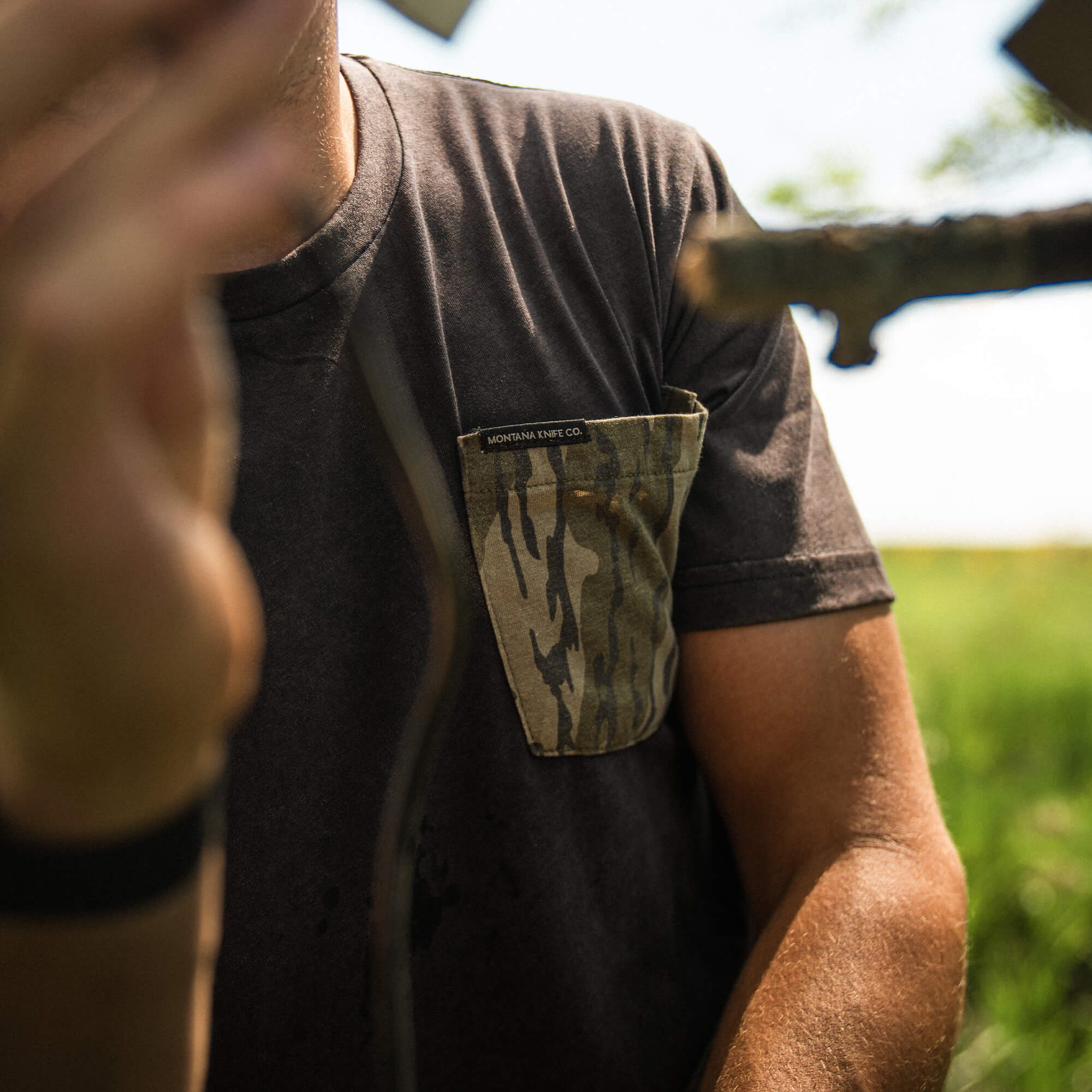 MKC X MOSSY OAK BOTTOMLAND POCKET TEE - BLACK