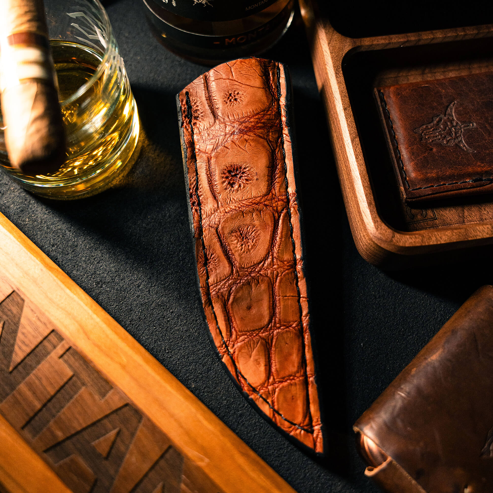 LARGE GATOR LEATHER SHEATH - VERTICAL BELT CARRY