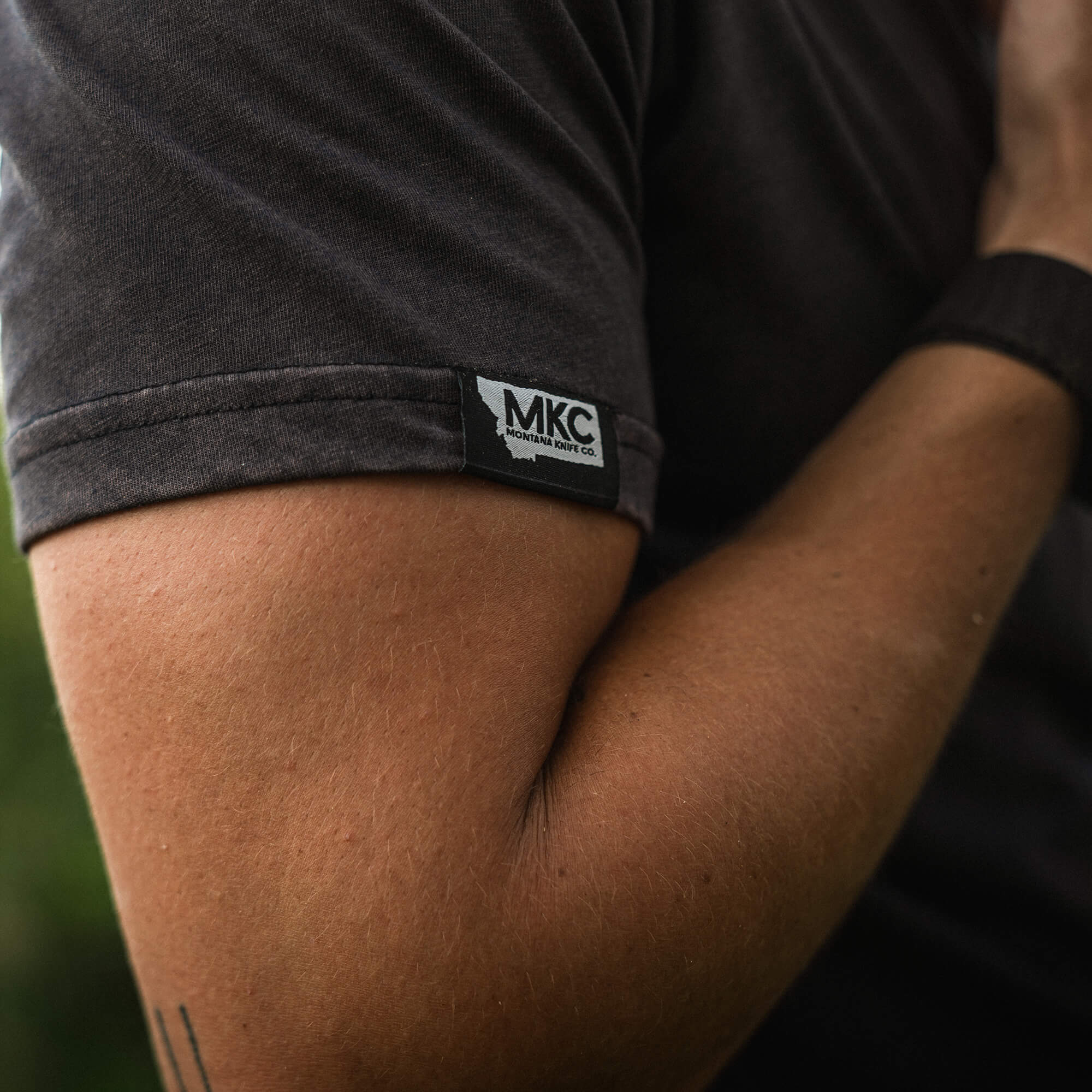 MKC X MOSSY OAK BOTTOMLAND POCKET TEE - BLACK