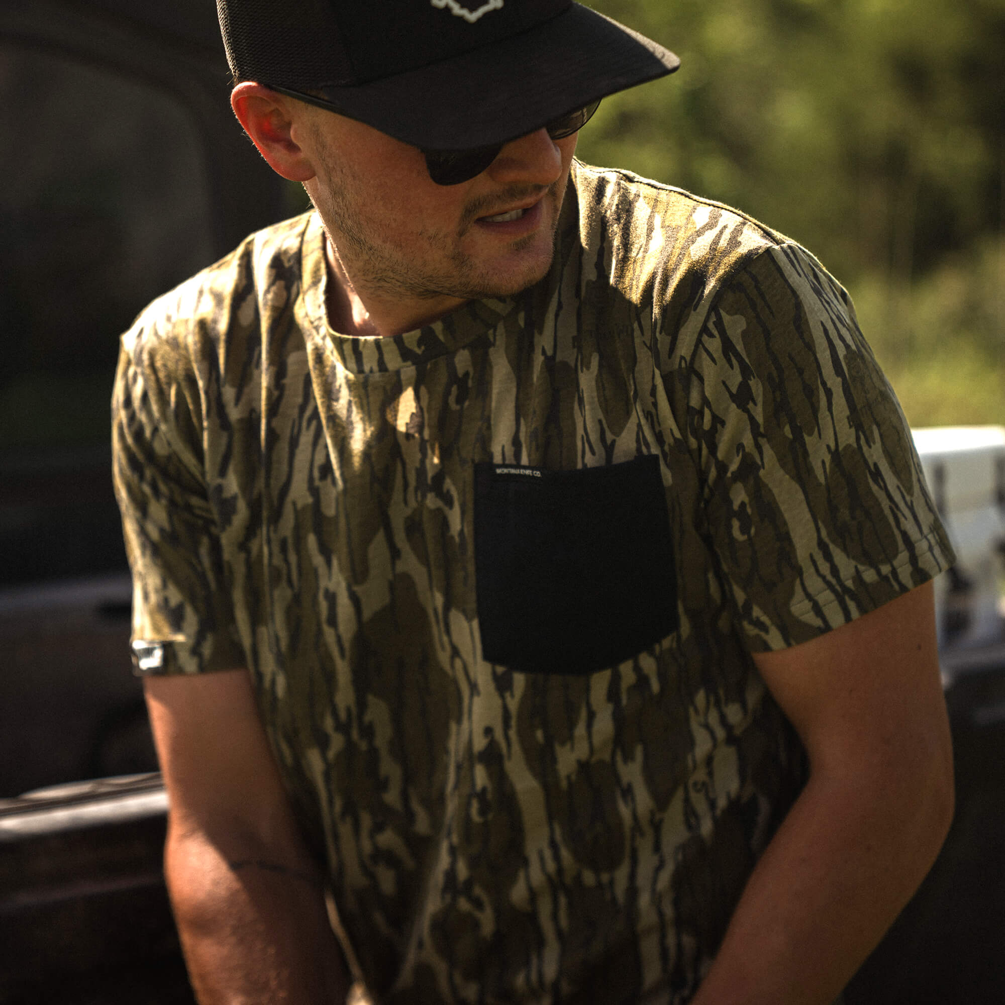 MKC X MOSSY OAK BOTTOMLAND POCKET TEE - CAMO