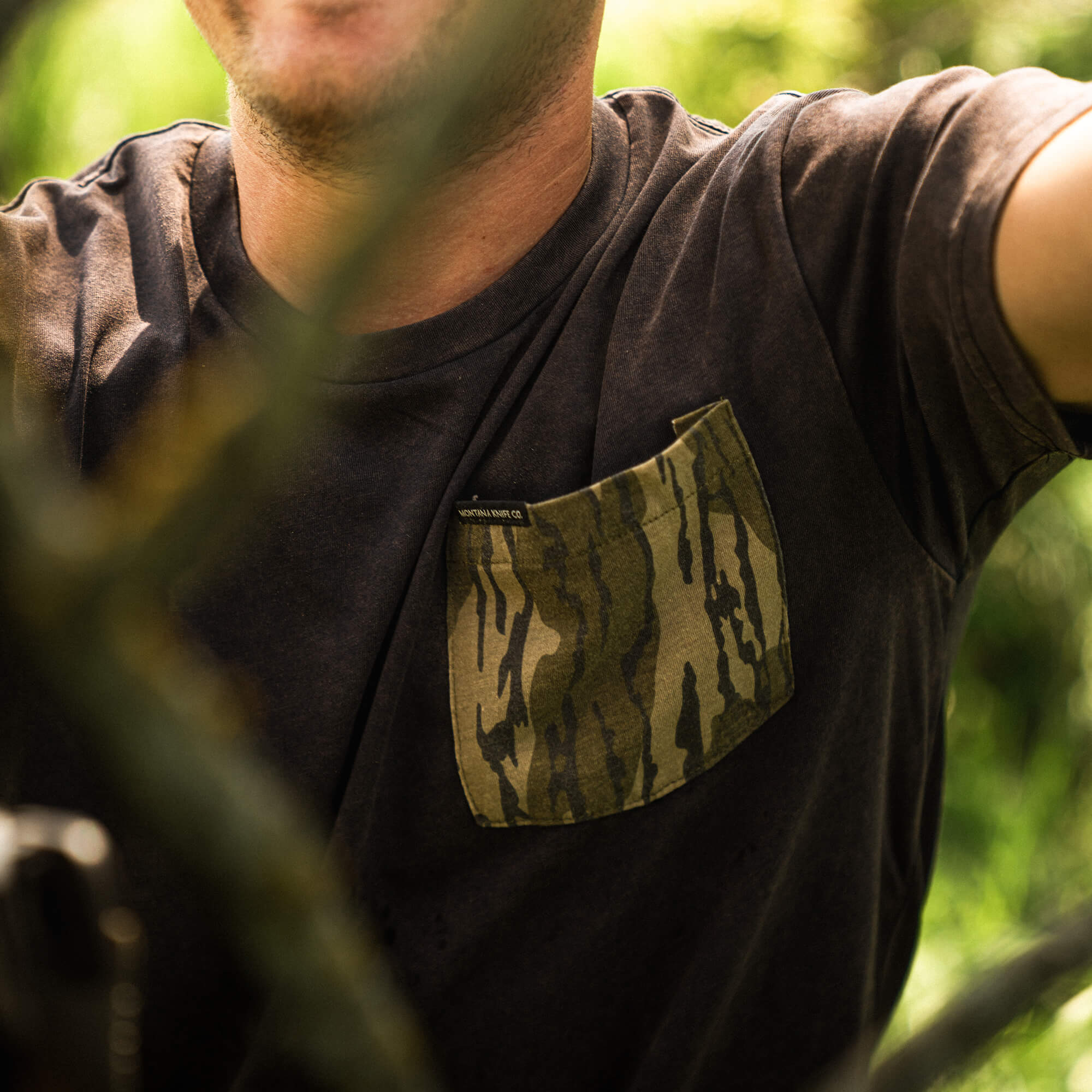 MKC X MOSSY OAK BOTTOMLAND POCKET TEE - BLACK