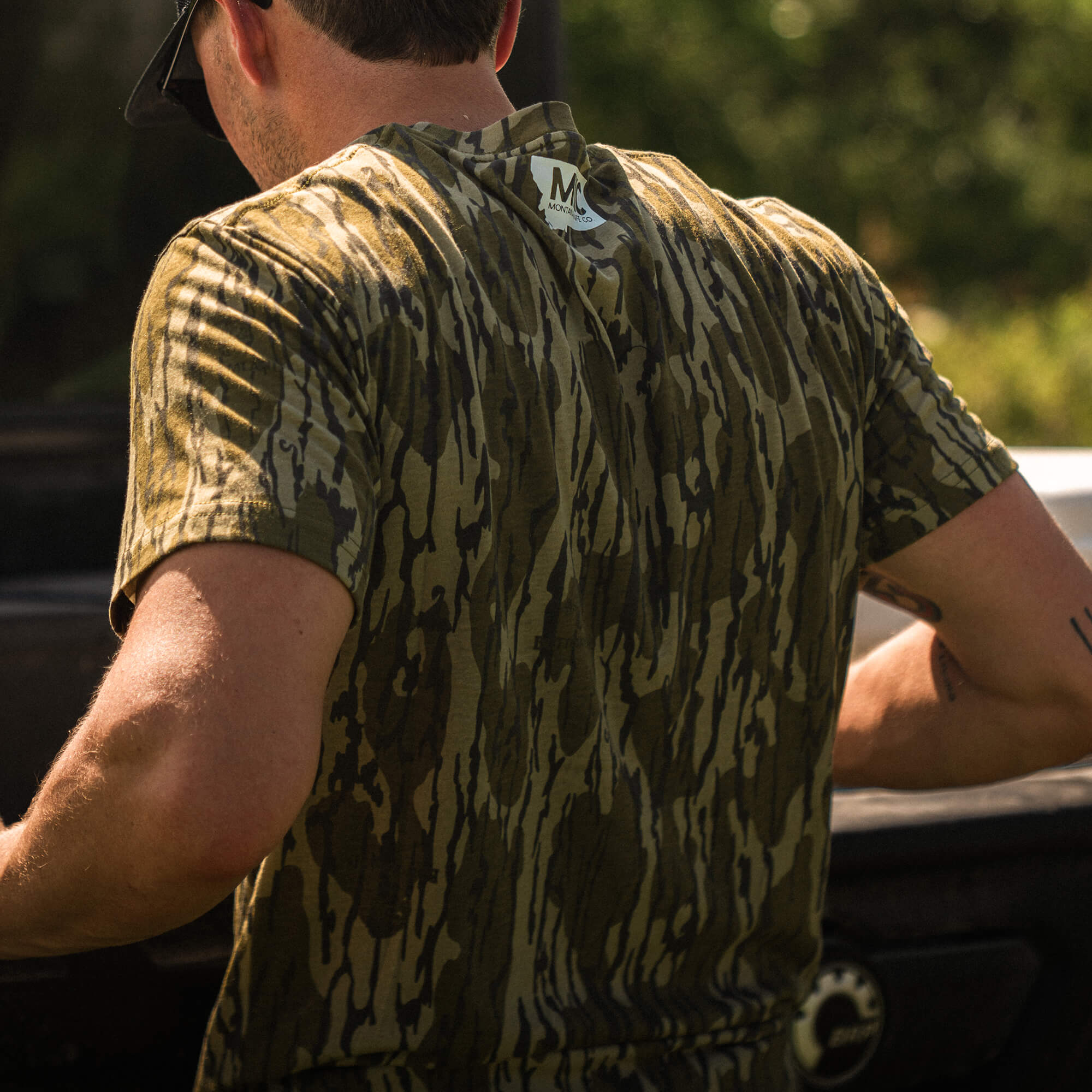 MKC X MOSSY OAK BOTTOMLAND POCKET TEE - CAMO
