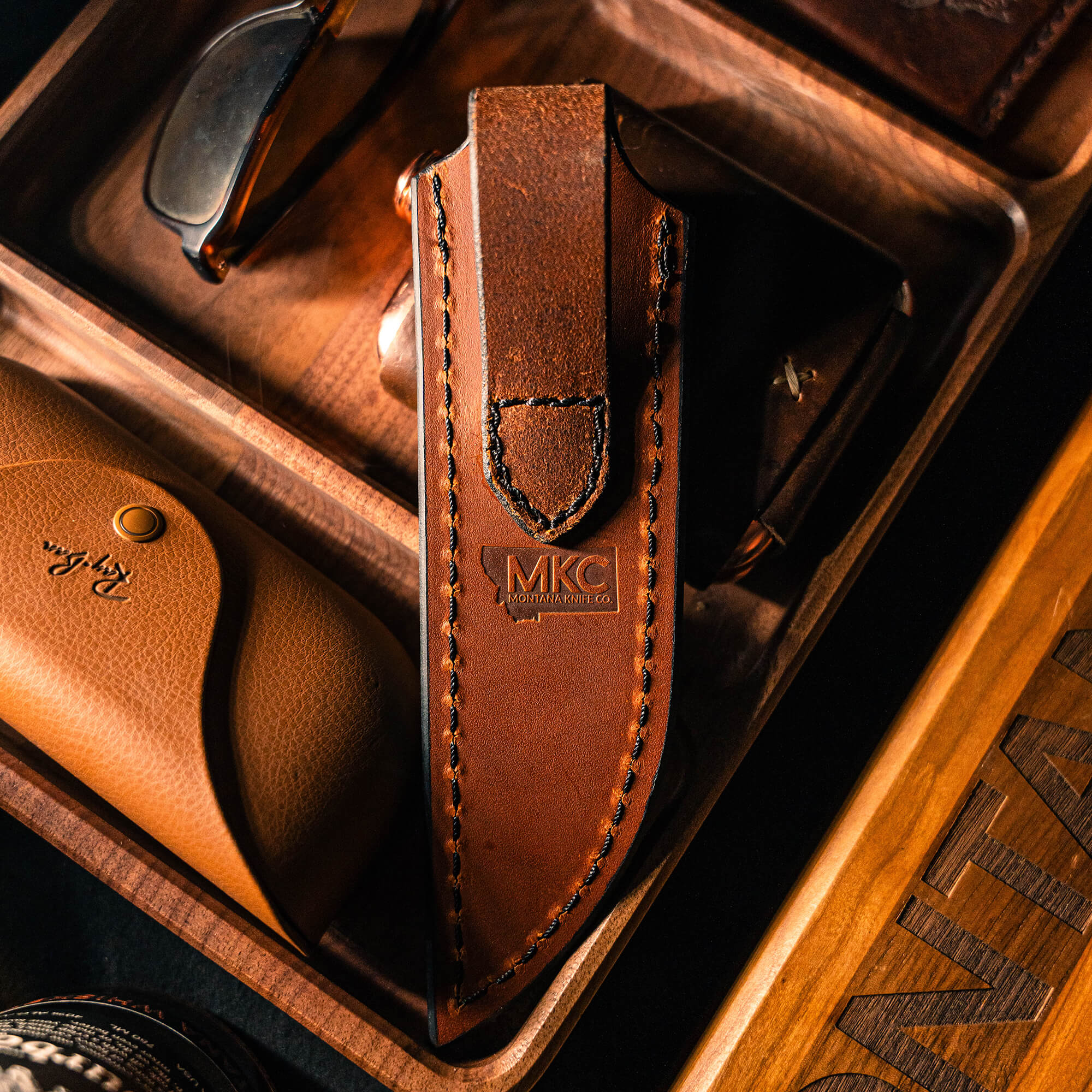 LARGE GATOR LEATHER SHEATH - VERTICAL BELT CARRY