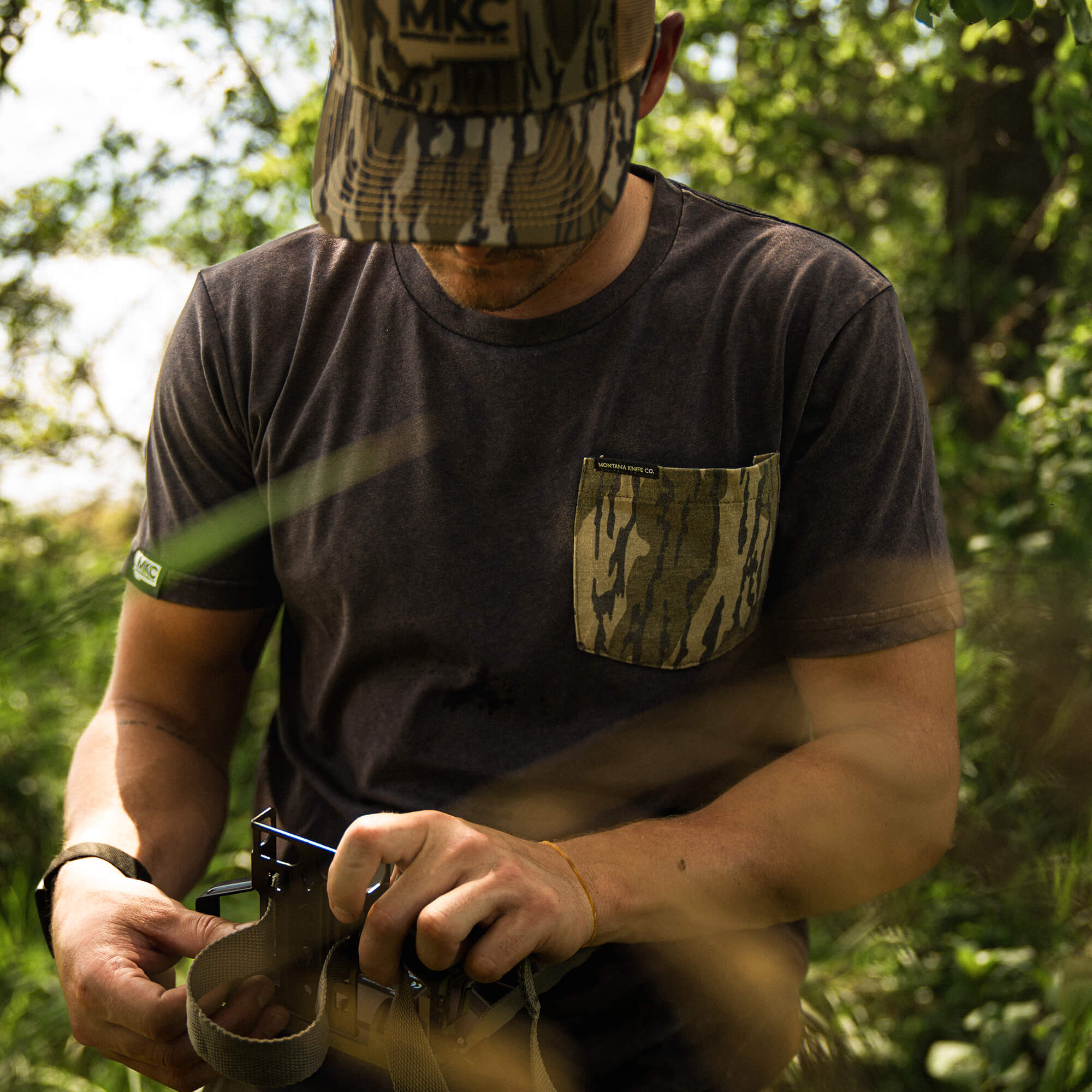MKC X MOSSY OAK BOTTOMLAND POCKET TEE - BLACK