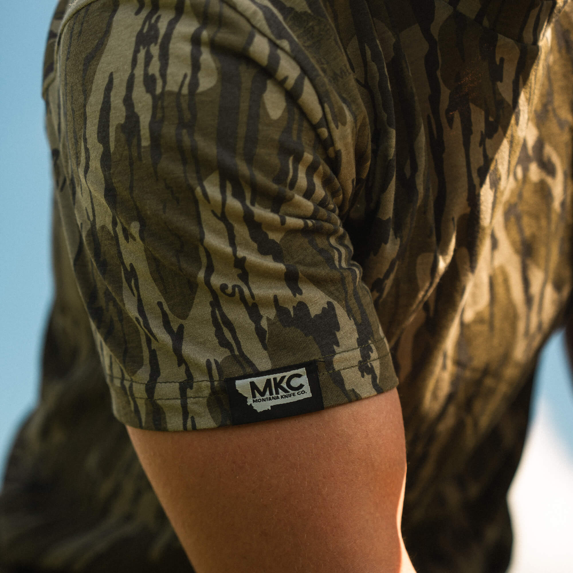MKC X MOSSY OAK BOTTOMLAND POCKET TEE - CAMO