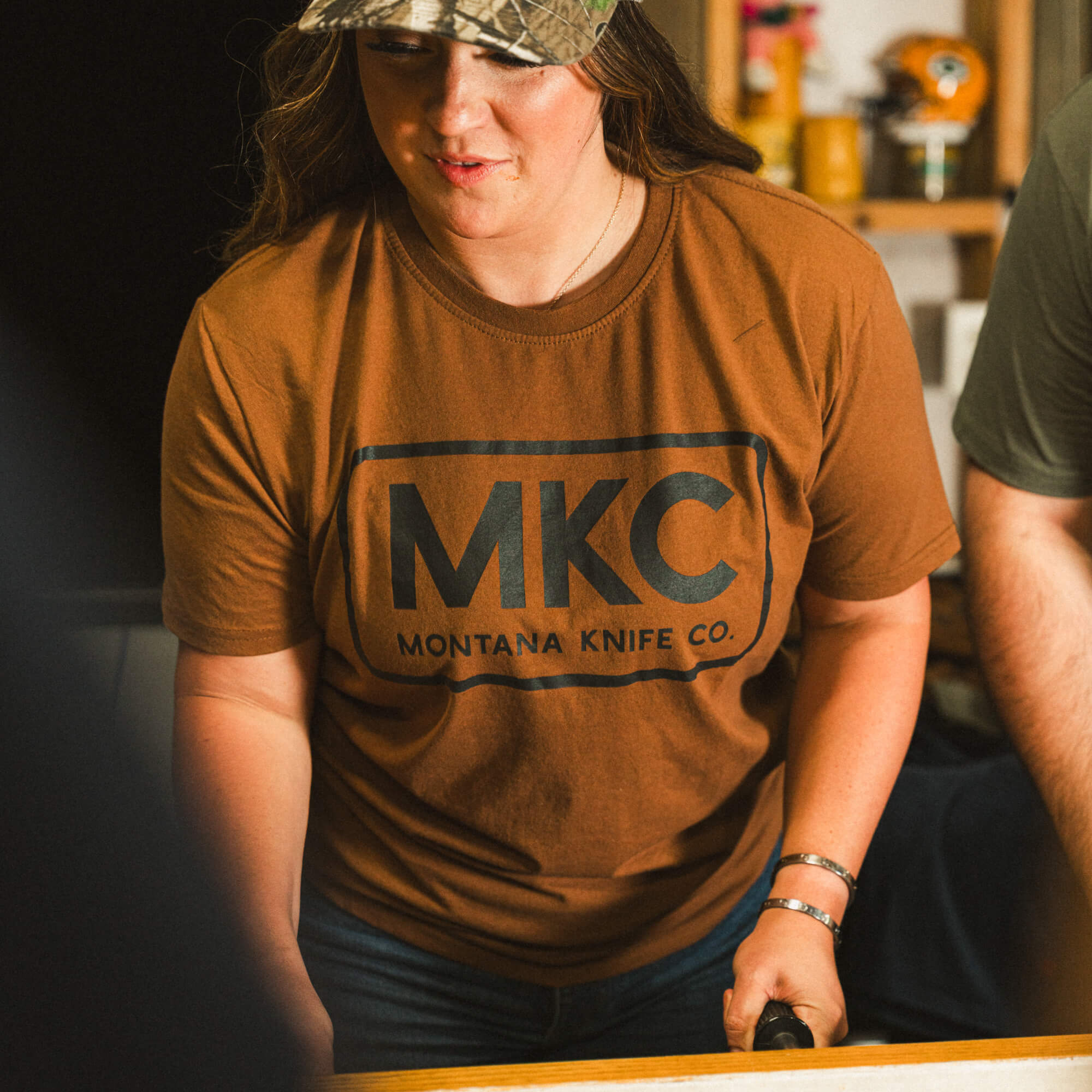 MKC LOGO TEE - COYOTE